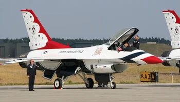 Tamiya 89799 1/48 USAF F16C Blok 32/52 Thunderbirds '09 Daljnega Vzhoda Tour Letalo Zaslon Igrače, Plastične montažna Gradnja Model Komplet
